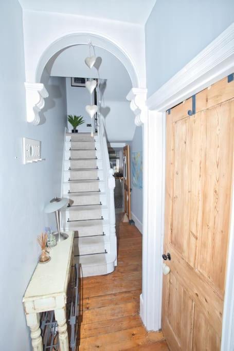 Restful And Cosy 4 Bed Home Minutes From The Beach Сендгейт Екстериор снимка