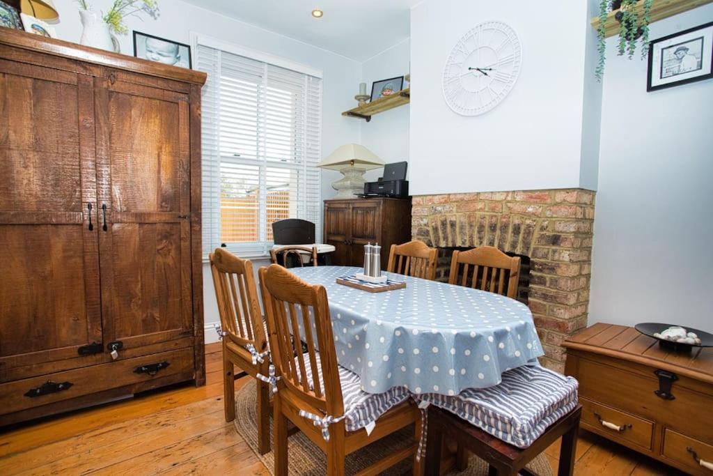 Restful And Cosy 4 Bed Home Minutes From The Beach Сендгейт Екстериор снимка